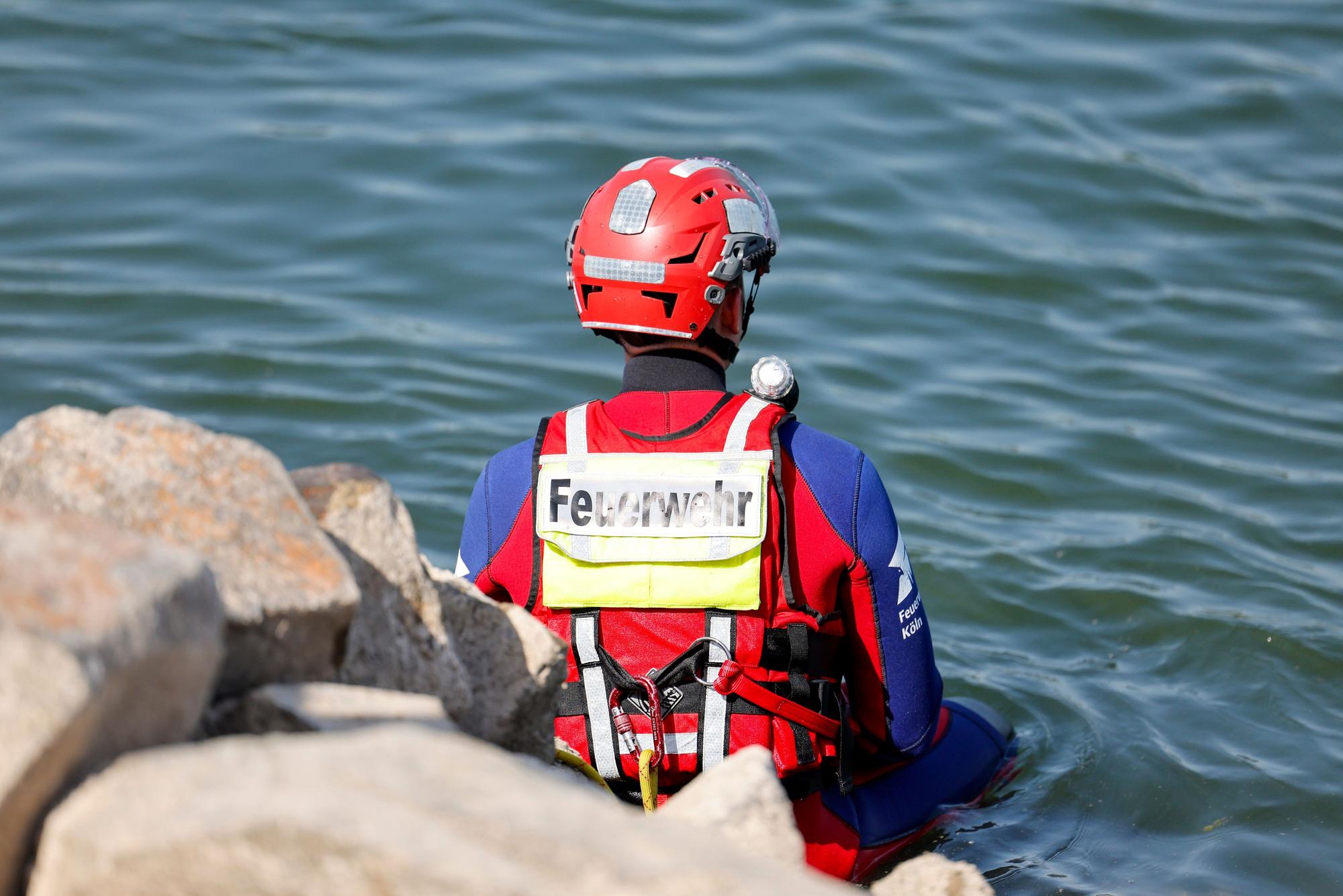 Einsatzkräfte der Berufsfeuerwehr Köln, der DLRG (Deutsche Lebens-Rettungs-Gesellschaft) und den Rettungstauchern (Wasserrettung) simulieren die Rettung einer Person aus dem Rhein.