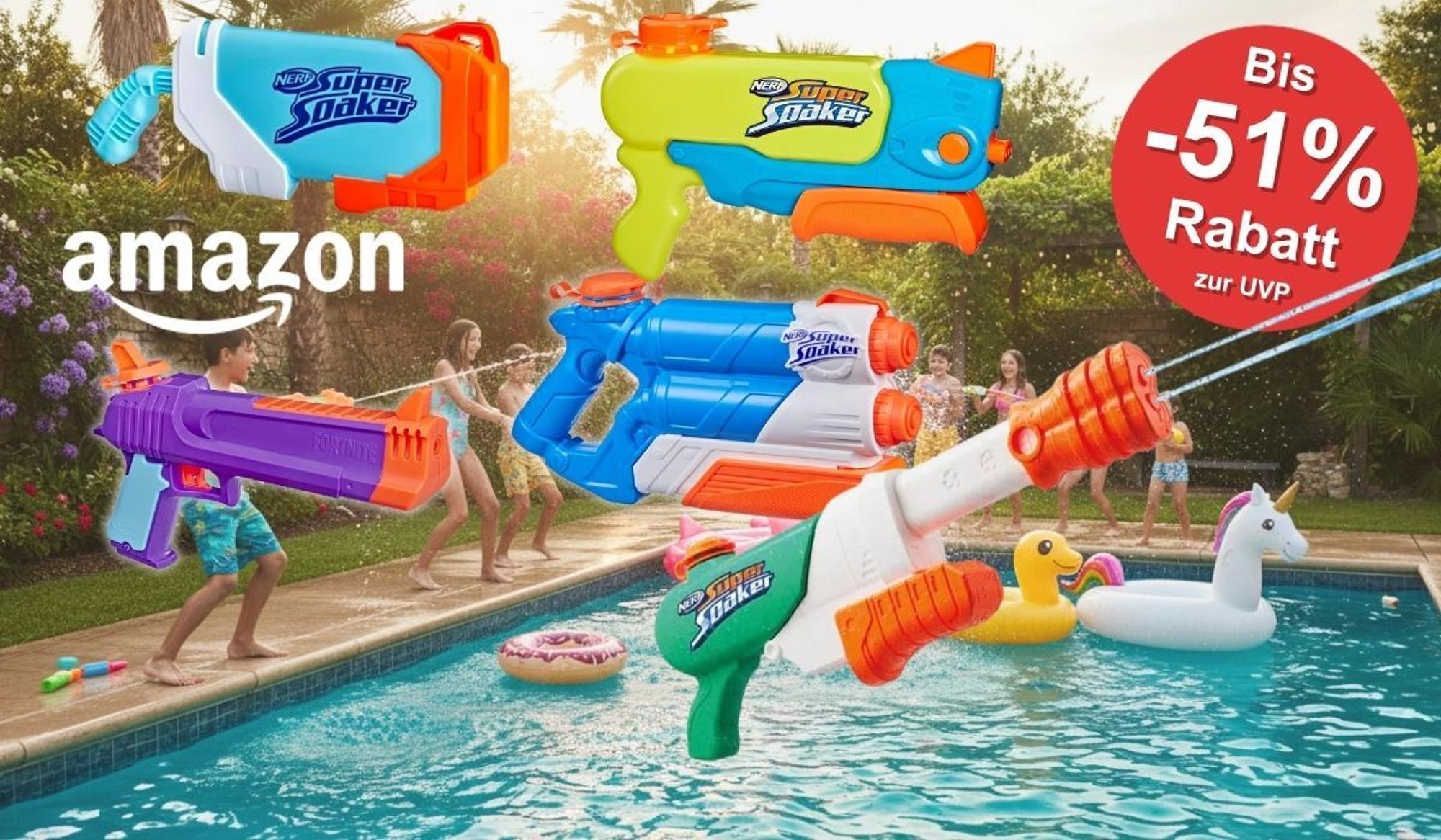 Mehrere Nerf Super Soaker Wasserpistolen verschiedener Modelle vor einem Swimmingpool im Sommer, Amazon-Logo und Rabatthinweis bis zu 51 % zur UVP