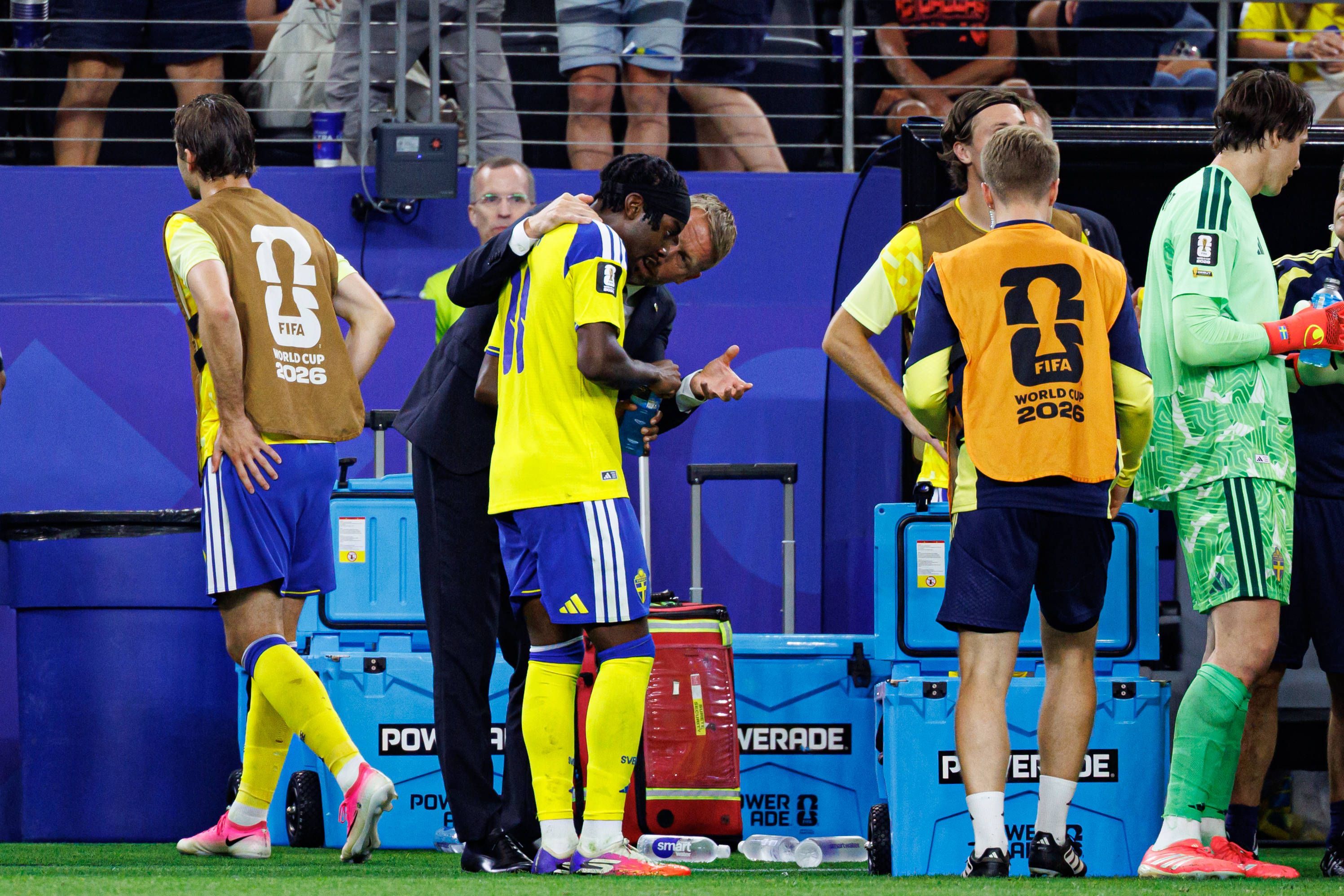 Graham Potter spricht an der Seitenlinie mit Anthony Elanga.