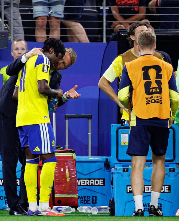Graham Potter spricht an der Seitenlinie mit Anthony Elanga.