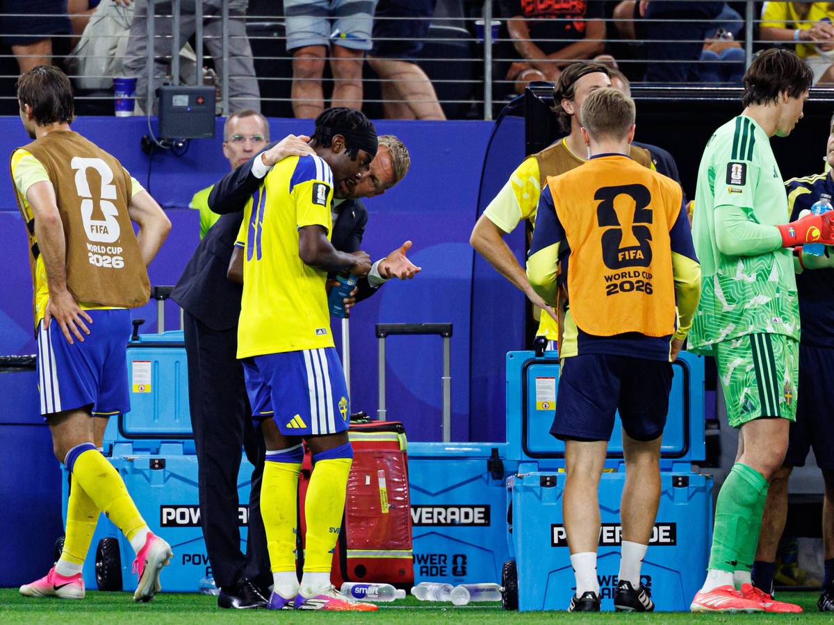 Graham Potter spricht an der Seitenlinie mit Anthony Elanga.