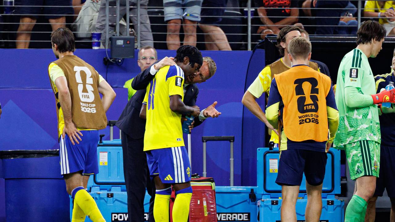 Graham Potter spricht an der Seitenlinie mit Anthony Elanga.