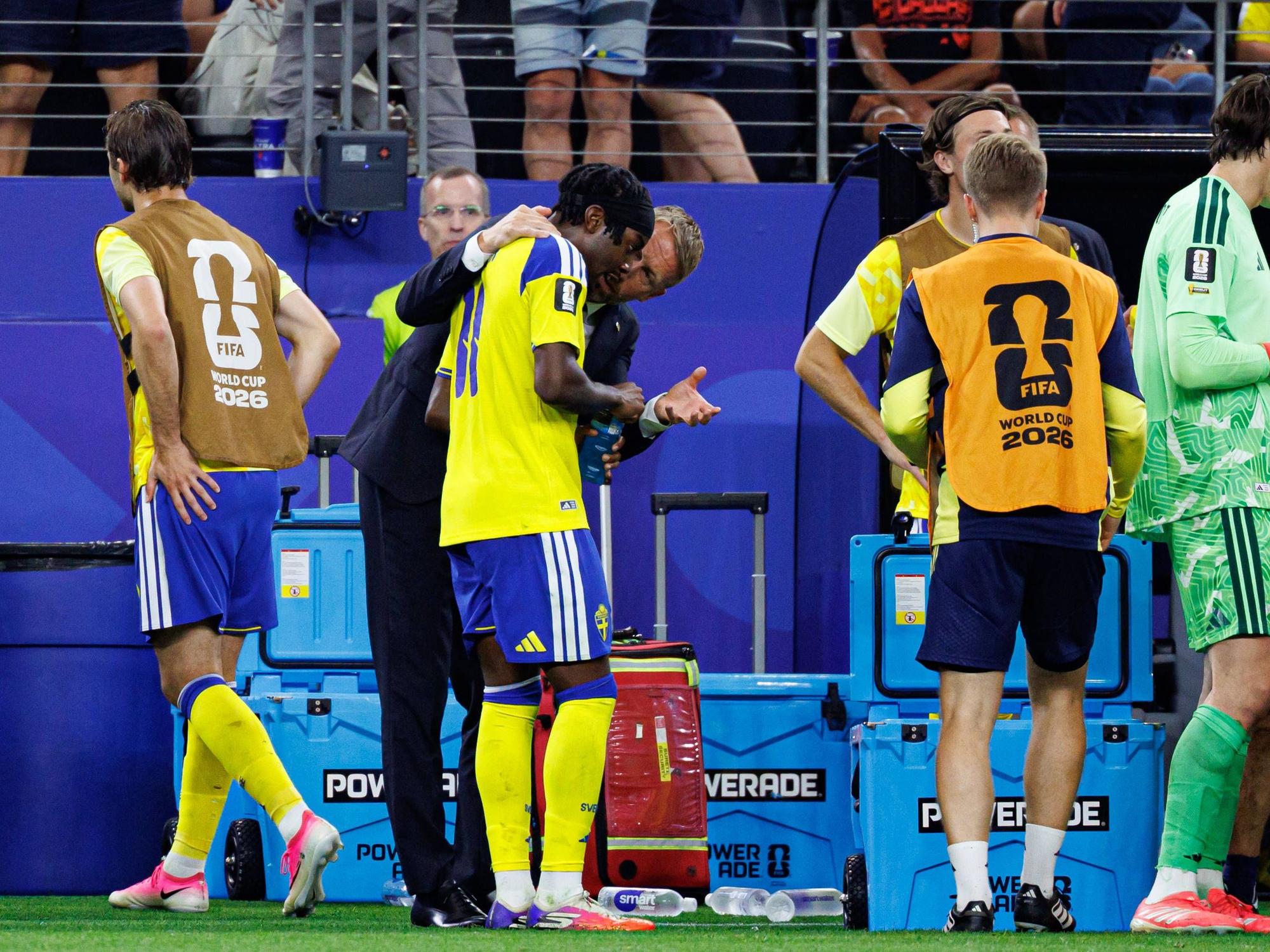Graham Potter spricht an der Seitenlinie mit Anthony Elanga.