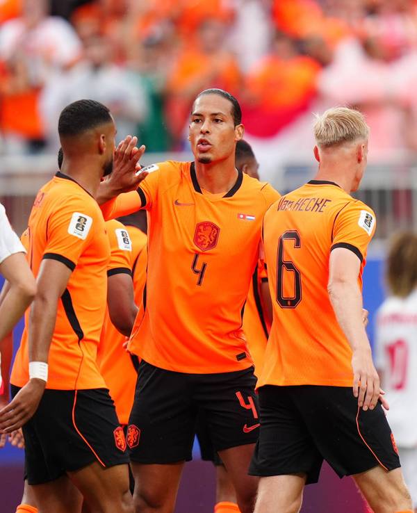 Holland-Star Virgil van Dijk freut sich mit seinen Teamkollegen.