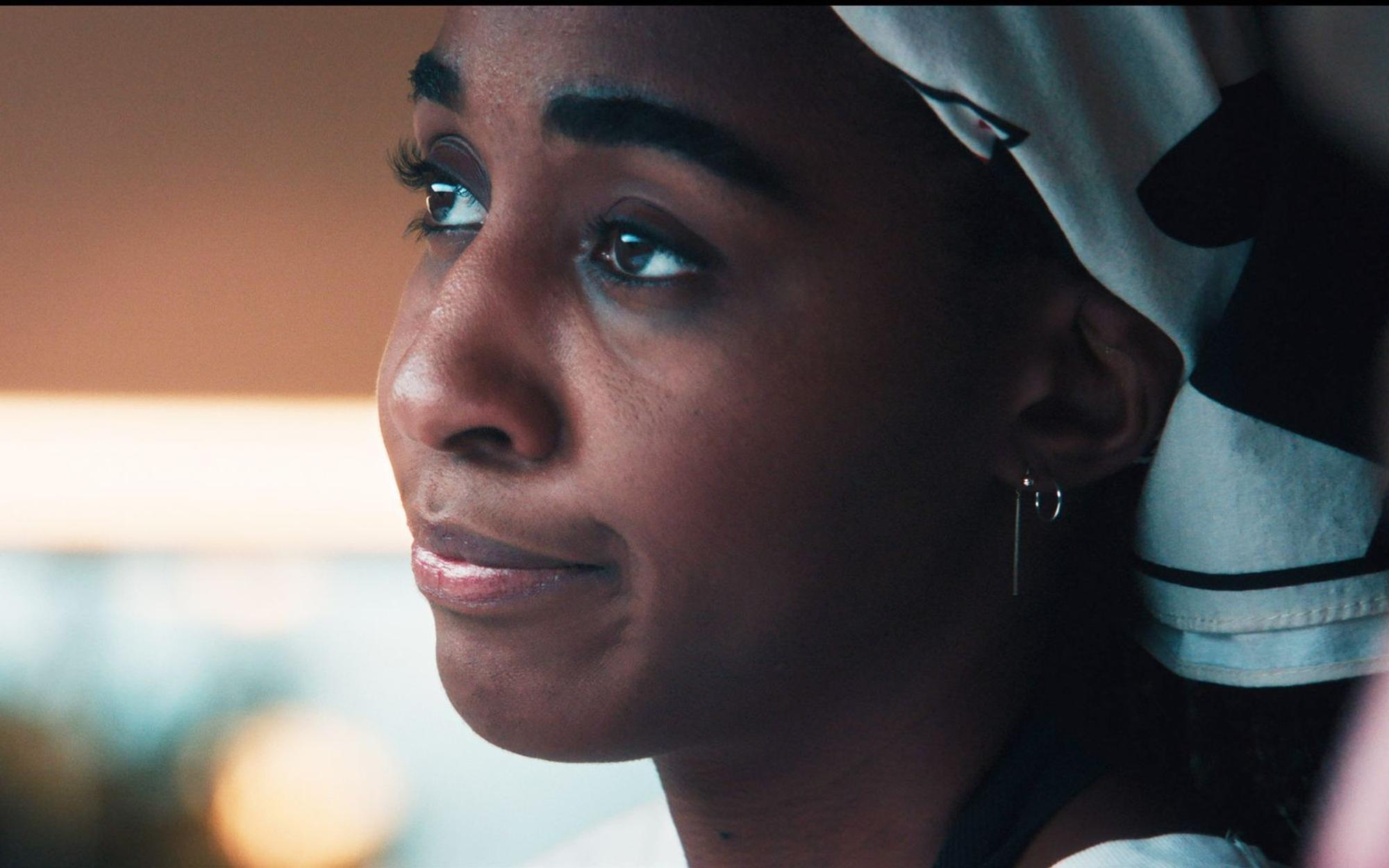 Die junge und begabte Sydney (Ayo Edebiri) lebt in der Serie „The Bear“ ihren amerikanischen Traum. Von der Aushilfe arbeitet sie sich hoch zur Chefin eines Fine Dining-Restaurants. Doch es ist ein Traum, gepflastert mit Härten des Lebens. (Bild: Copyright, 2026, FX. All rights reserved.)
