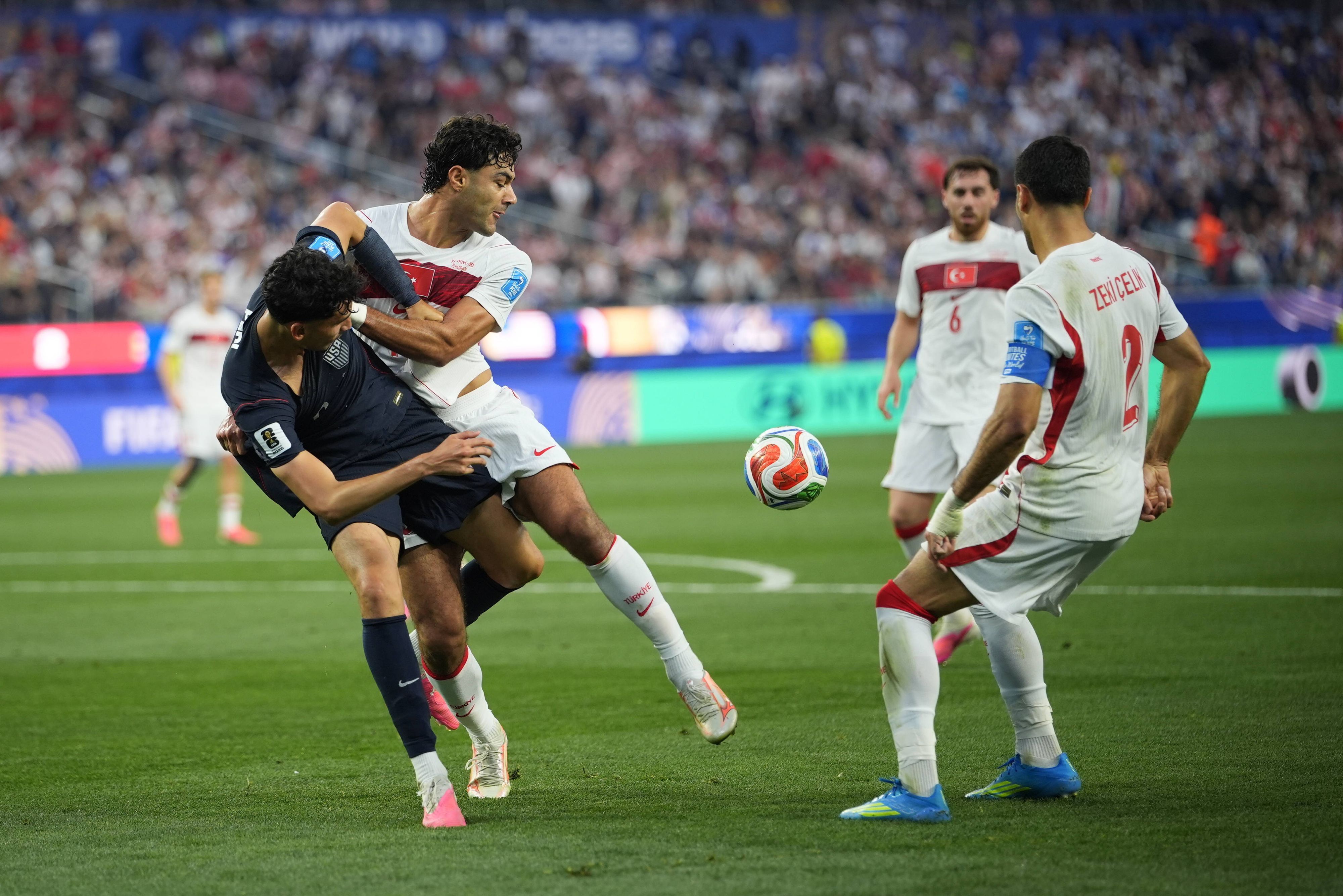 USA-Profi Ricardo Pepi im Zweikampf mit Türkei-Spieler Ozan Kabak.