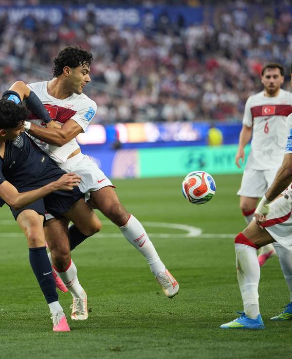 USA-Profi Ricardo Pepi im Zweikampf mit Türkei-Spieler Ozan Kabak.