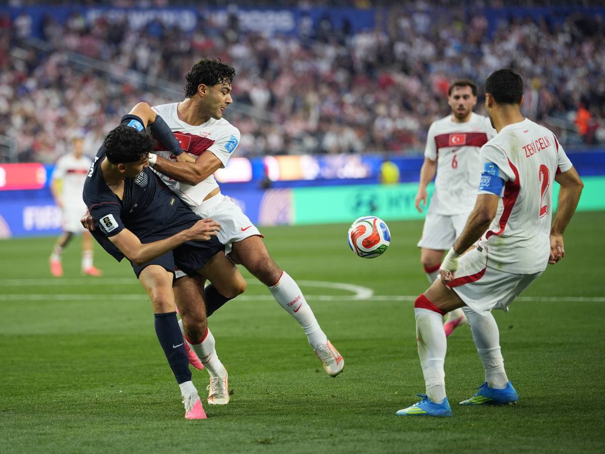 USA-Profi Ricardo Pepi im Zweikampf mit Türkei-Spieler Ozan Kabak.