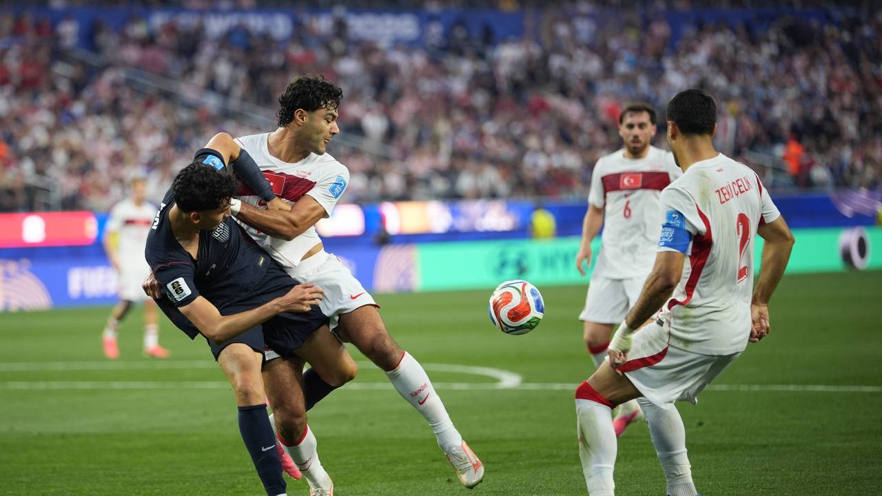 USA-Profi Ricardo Pepi im Zweikampf mit Türkei-Spieler Ozan Kabak.