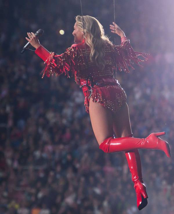 Helene Fischer schwebt über dem Publikum.