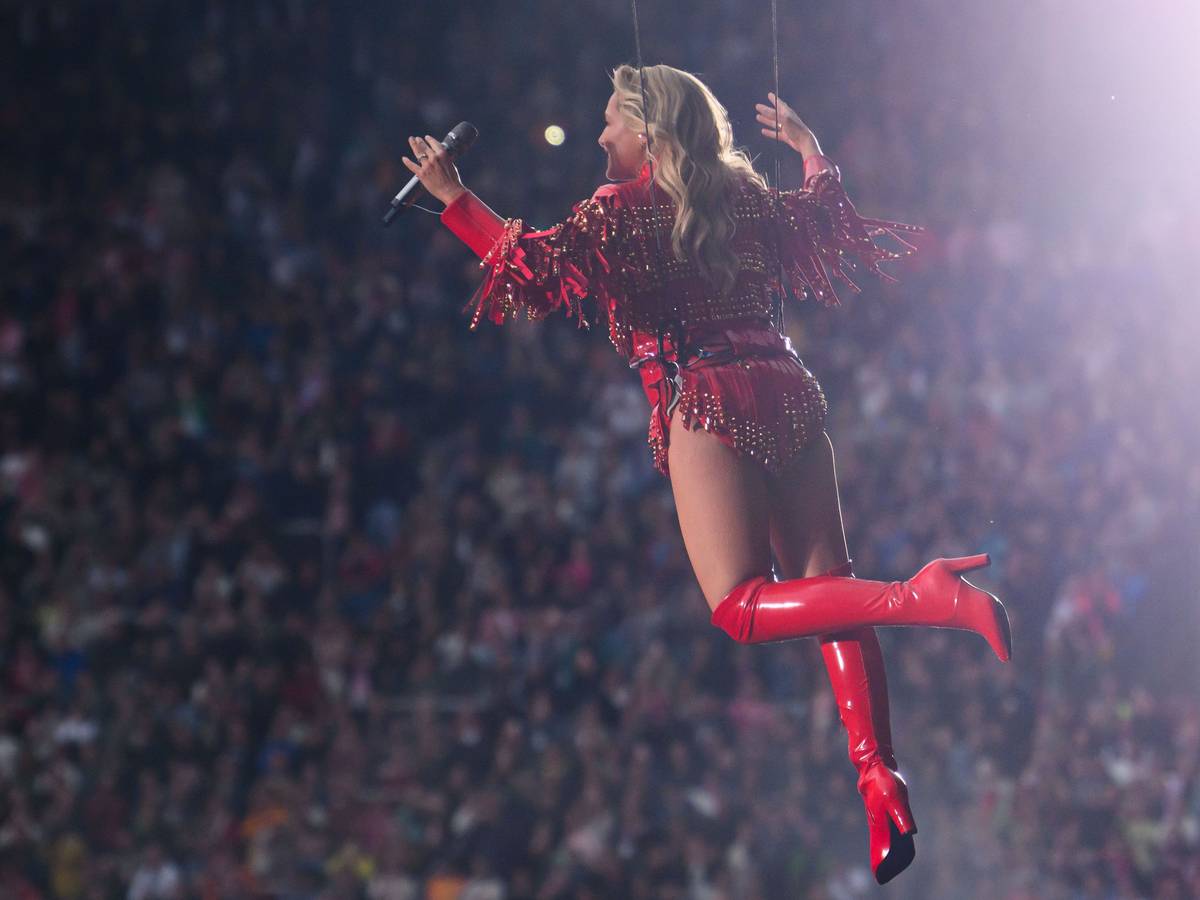 Helene Fischer schwebt über dem Publikum.