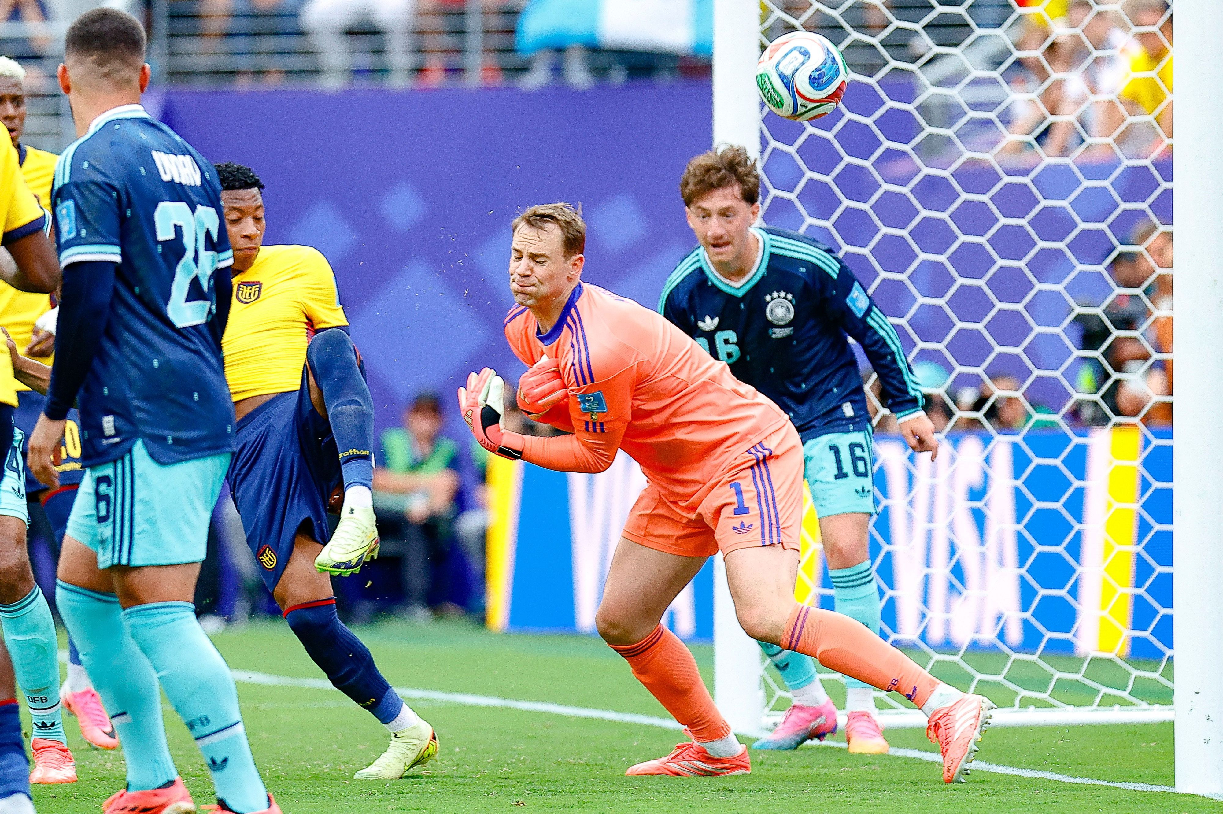 Gonzalo Plata (Ecuador, l) erzielt gegen Deutschlands Torhüter Manuel Neuer das Tor zum 2:1.