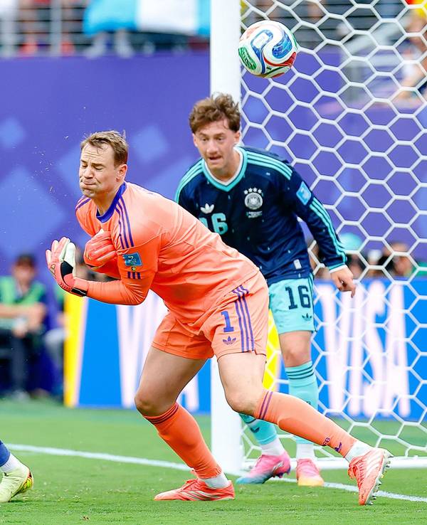 Gonzalo Plata (Ecuador, l) erzielt gegen Deutschlands Torhüter Manuel Neuer das Tor zum 2:1.