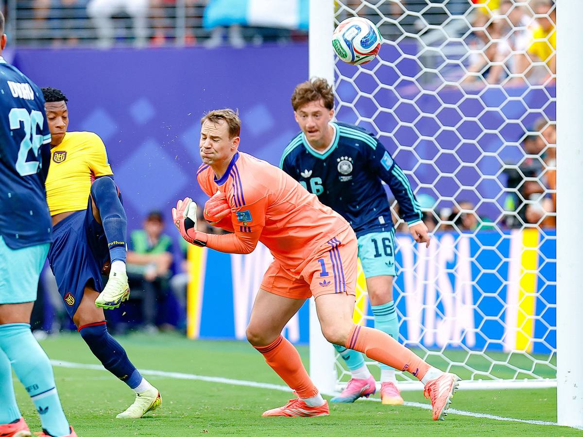 Gonzalo Plata (Ecuador, l) erzielt gegen Deutschlands Torhüter Manuel Neuer das Tor zum 2:1.