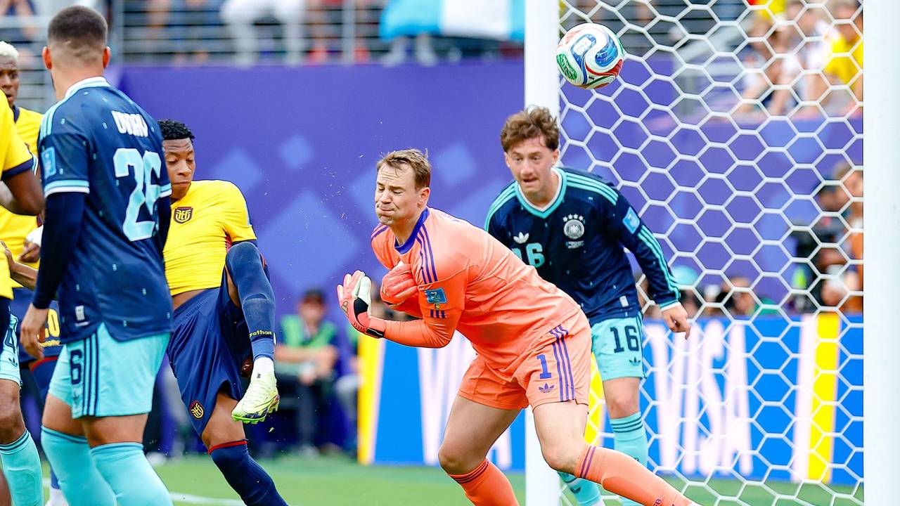 Gonzalo Plata (Ecuador, l) erzielt gegen Deutschlands Torhüter Manuel Neuer das Tor zum 2:1.