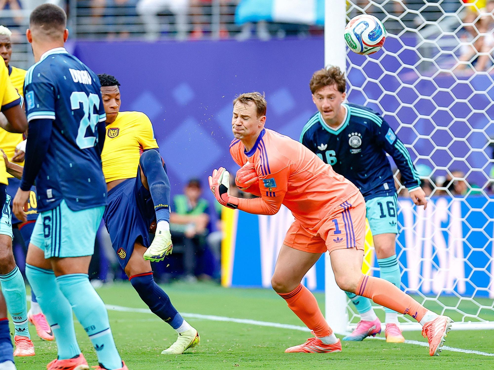 Gonzalo Plata (Ecuador, l) erzielt gegen Deutschlands Torhüter Manuel Neuer das Tor zum 2:1.