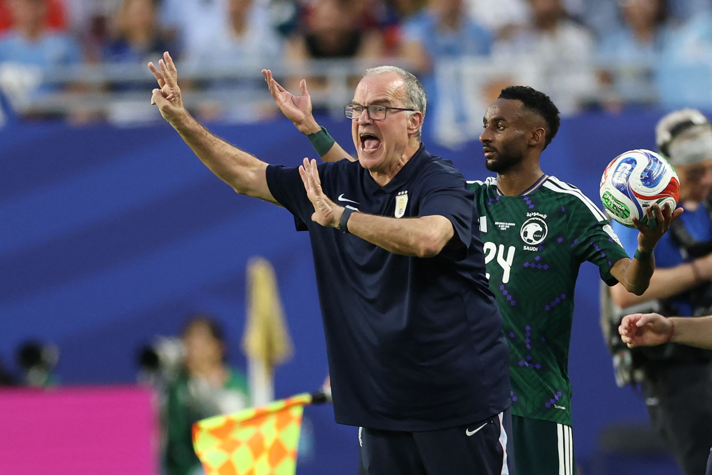 Beim Spiel von Uruguay bei der WM 2026 gibt Trainer Marcelo Bielsa Anweisungen.