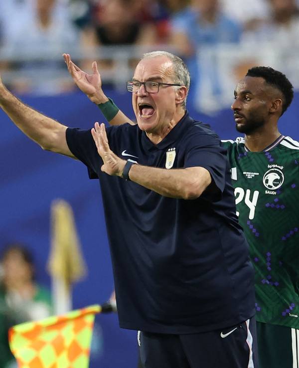 Beim Spiel von Uruguay bei der WM 2026 gibt Trainer Marcelo Bielsa Anweisungen.