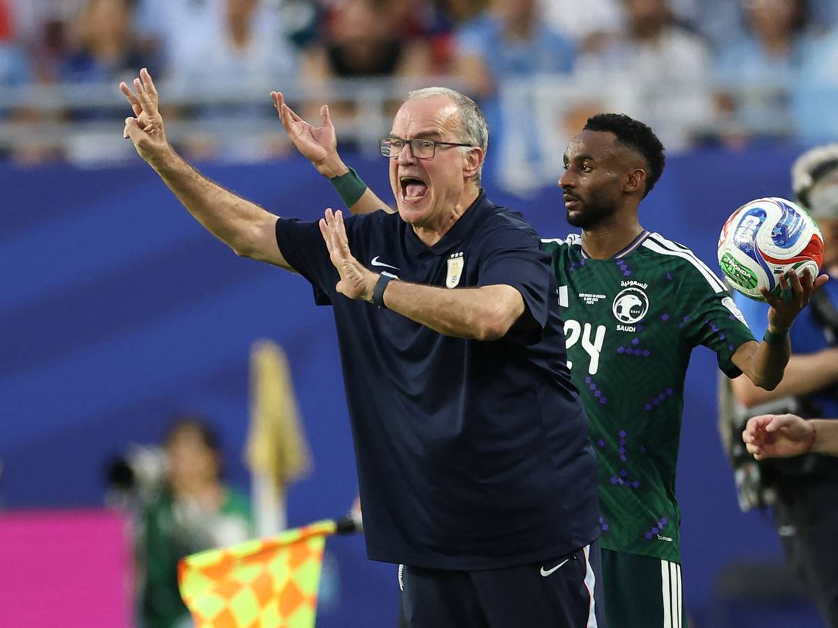 Beim Spiel von Uruguay bei der WM 2026 gibt Trainer Marcelo Bielsa Anweisungen.