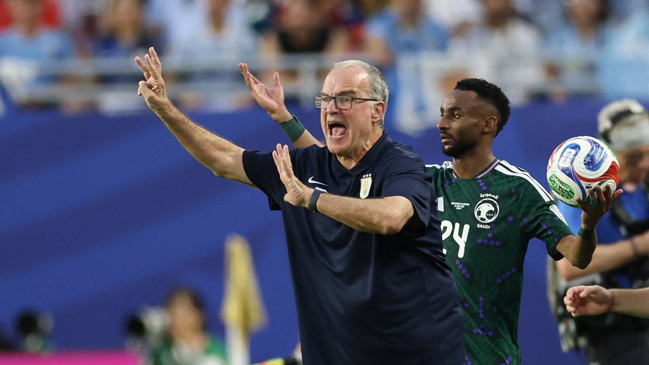 Beim Spiel von Uruguay bei der WM 2026 gibt Trainer Marcelo Bielsa Anweisungen.