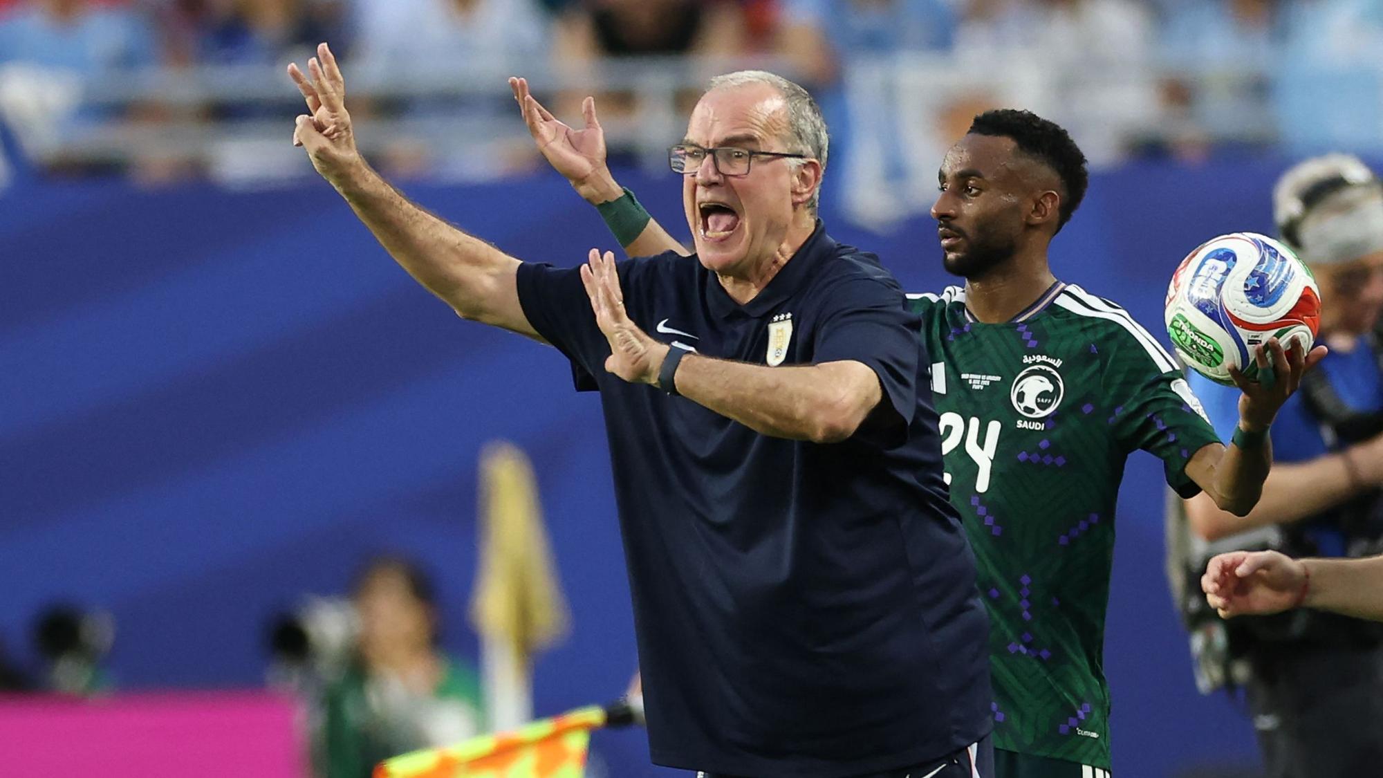 Beim Spiel von Uruguay bei der WM 2026 gibt Trainer Marcelo Bielsa Anweisungen.