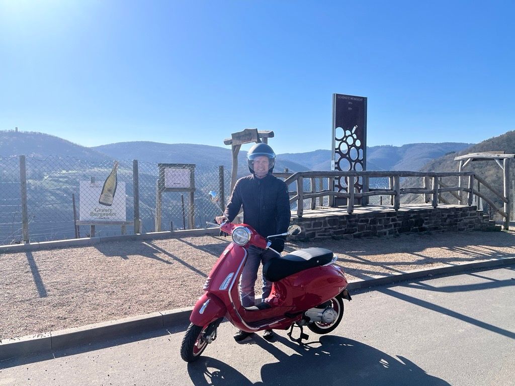 EXPRESS-Redakteur Oliver Reuter auf der Vespa seiner Tochter
