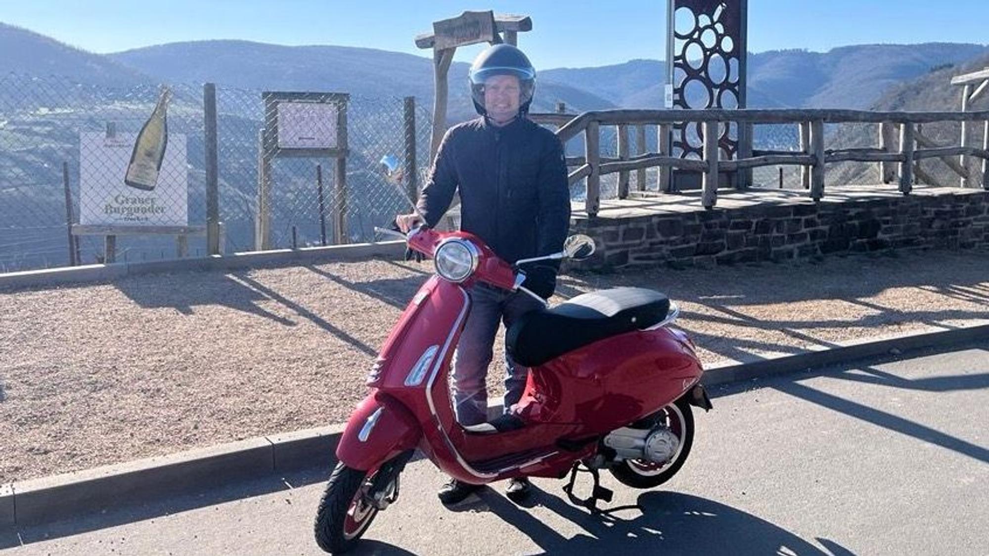 EXPRESS-Redakteur Oliver Reuter auf der Vespa seiner Tochter