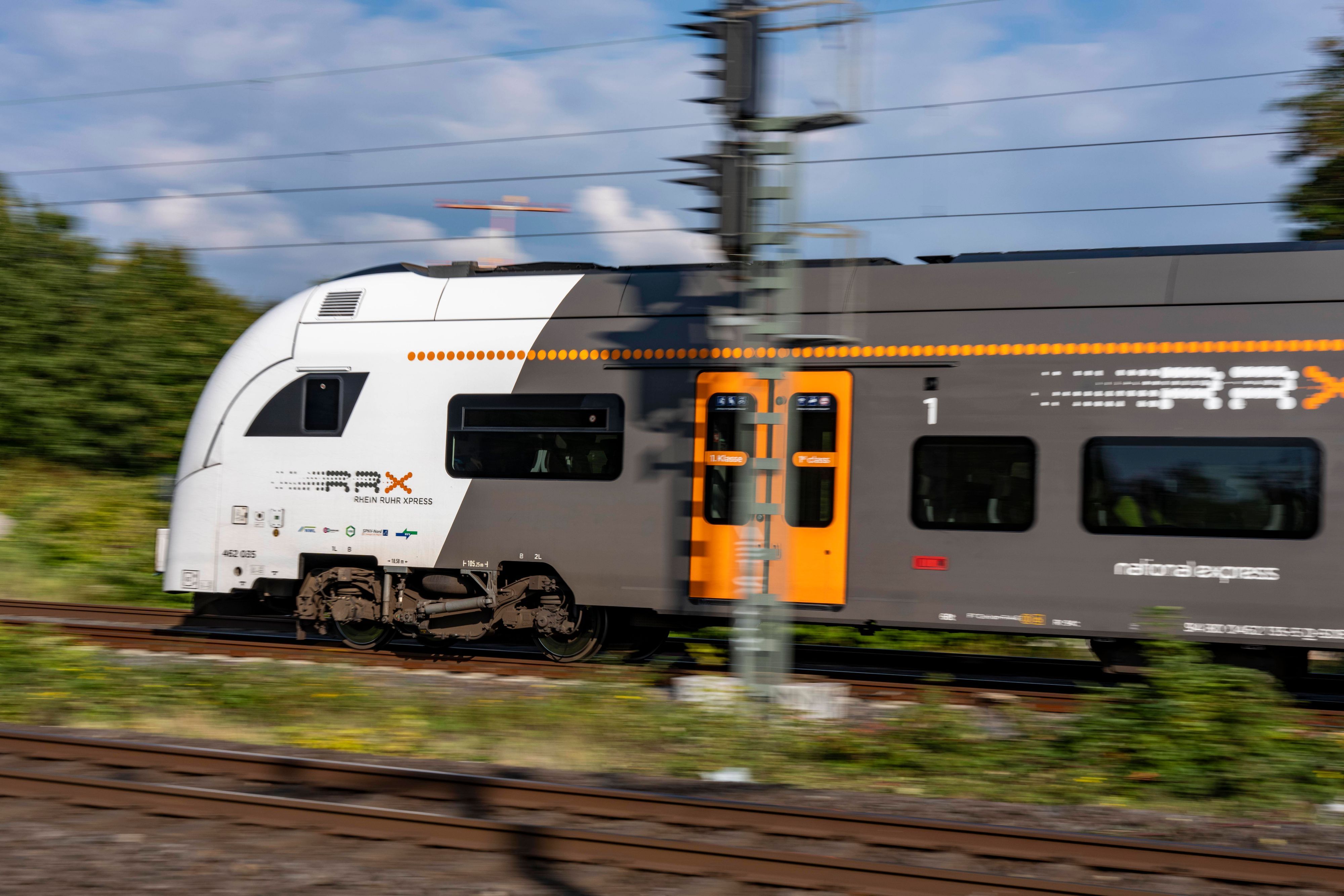 Ein RE6-Zug auf der Strecke.