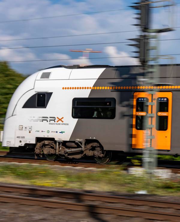 Ein RE6-Zug auf der Strecke.