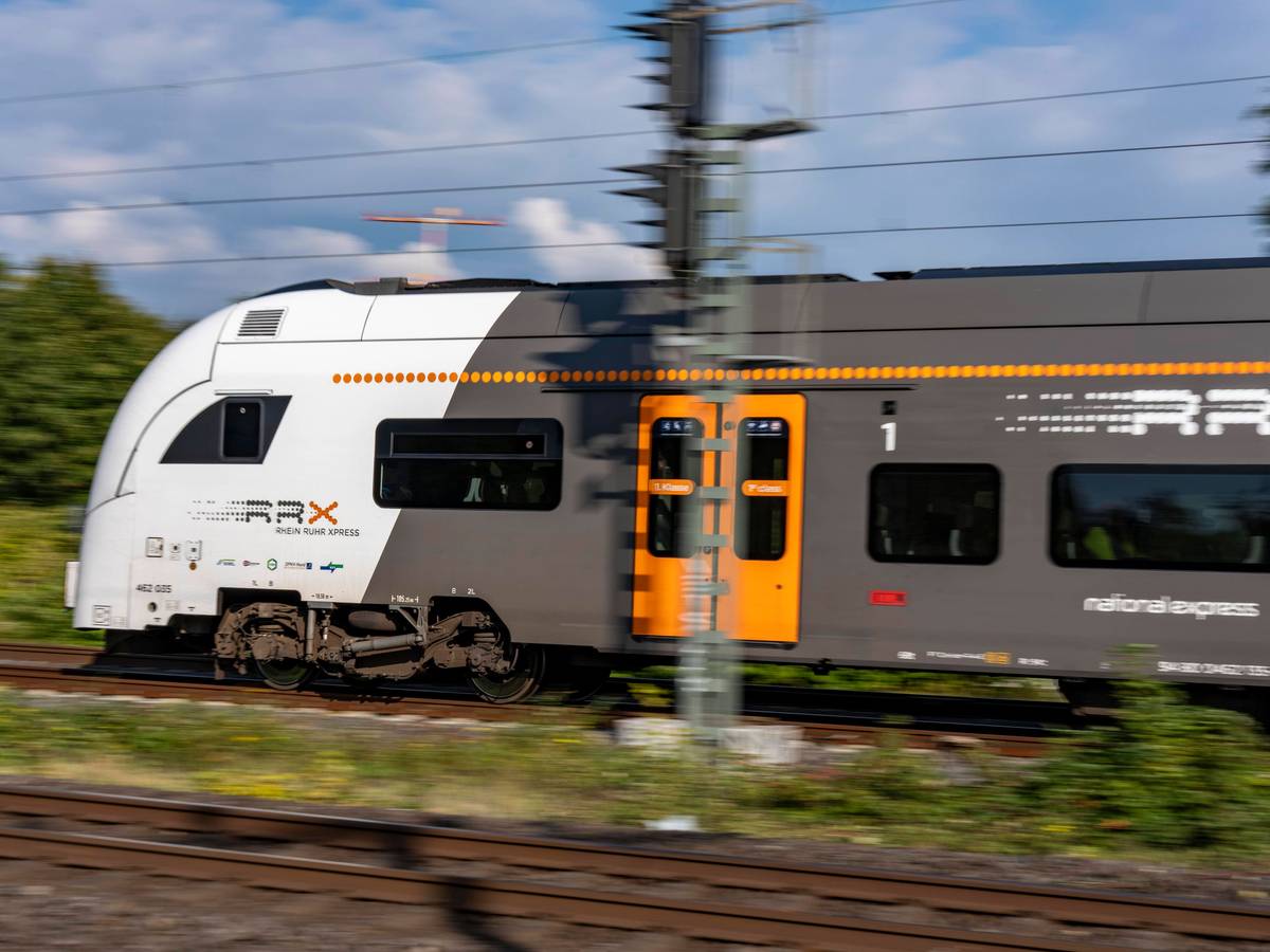 Ein RE6-Zug auf der Strecke.