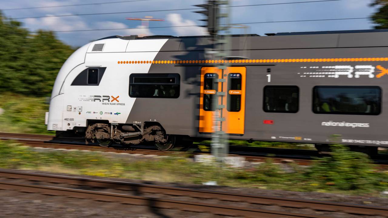 Ein RE6-Zug auf der Strecke.