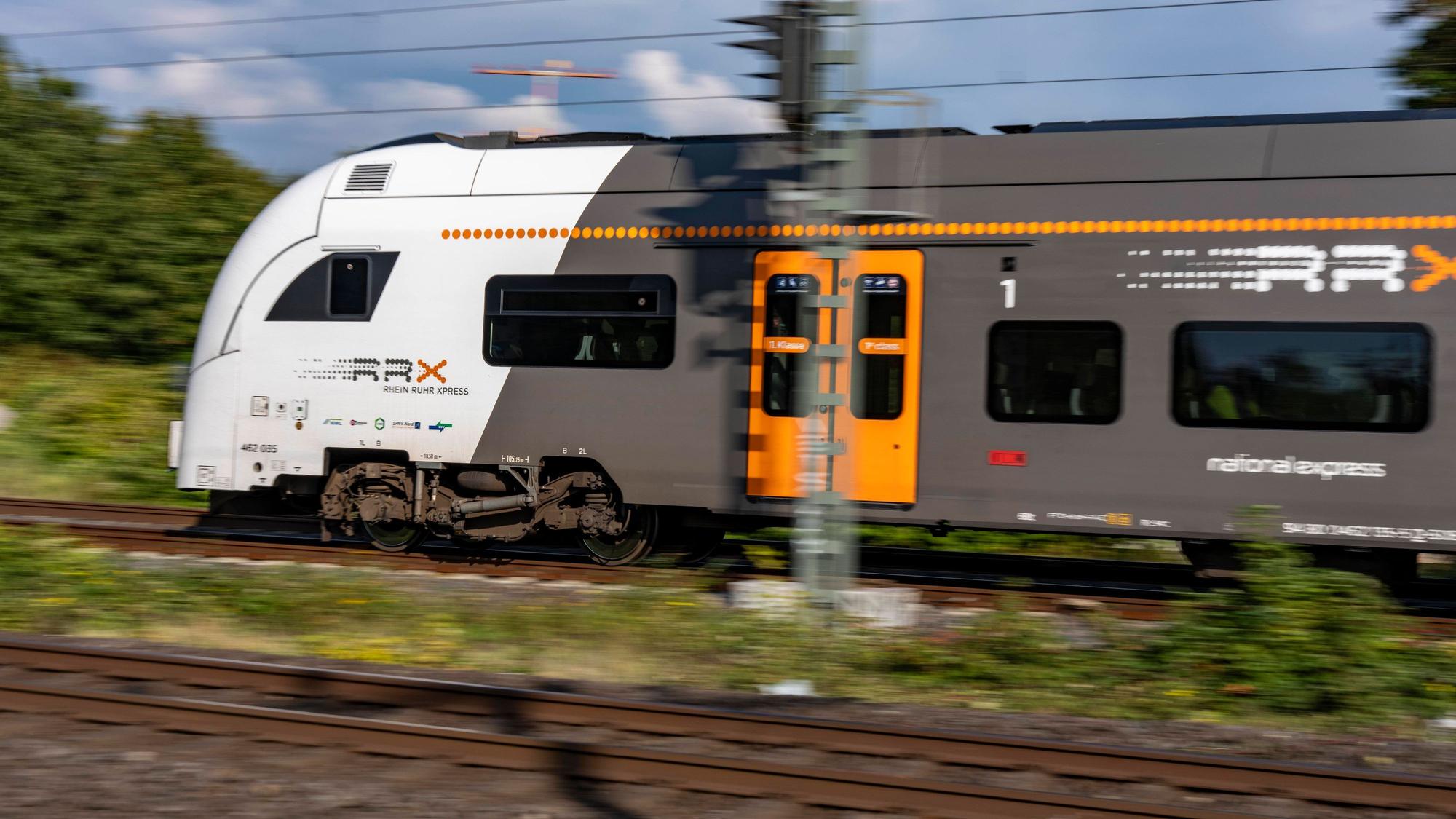 Auch der Regionalexpress 5 ist von dem liegengebliebenen Zug zwischen Brühl und Bonn betroffen. (Archivbild)
