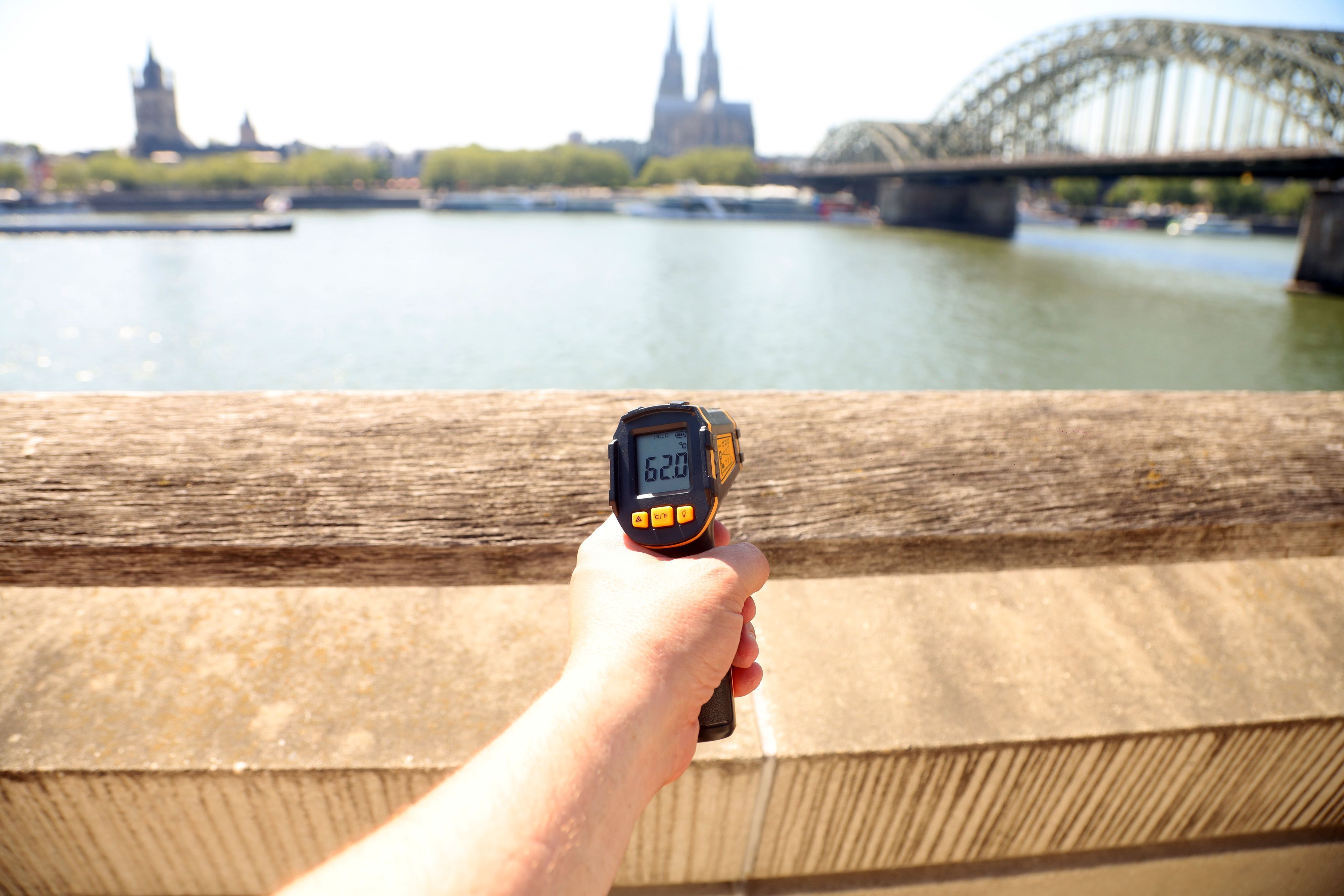 Hitze in Köln: Über 62 Grad hat sich das Geländer am Rheinboulevard in Deutz aufgeheizt.