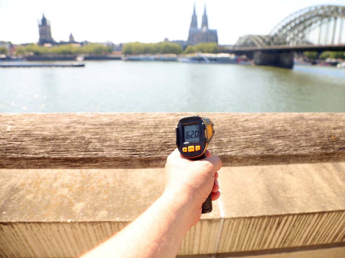 Hitze in Köln: Über 62 Grad hat sich das Geländer am Rheinboulevard in Deutz aufgeheizt.