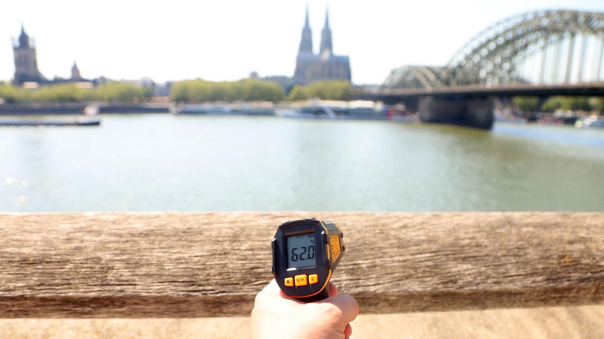 Hitze in Köln: Über 62 Grad hat sich das Geländer am Rheinboulevard in Deutz aufgeheizt.