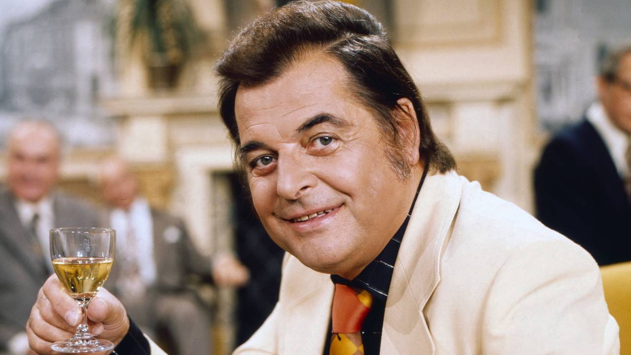 Gerhard Wendland hält ein Weinglas hoch.