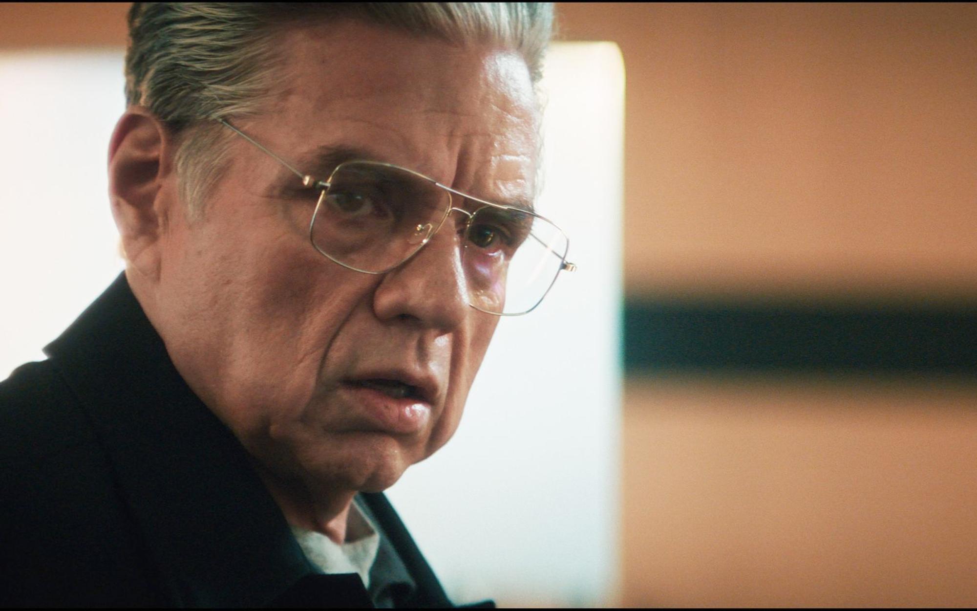 Das Ultimatum von Investor und Onkel Jimmy (Oliver Platt) ist abgelaufen. Nun muss er The Bear wegen nach wie vor fehlender Wirtschaftlichkeit den Geldhahn abdrehen. Oder findet die finale Staffel „The Bear“ noch eine andere Lösung? (Bild: Copyright, 2026, FX. All rights reserved.)