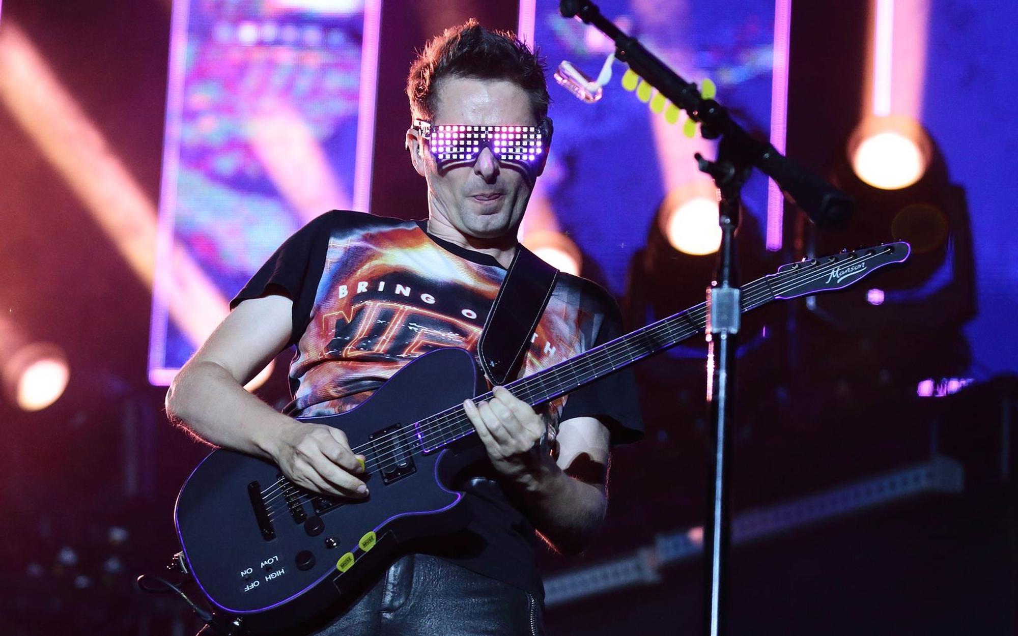 Matthew Bellamy und seine Band Muse zeigen auch mit „The Wow! Signal“: Ein bisschen größer und astronomischer geht immer. (Bild: Getty Images/Suhaimi Abdullah)