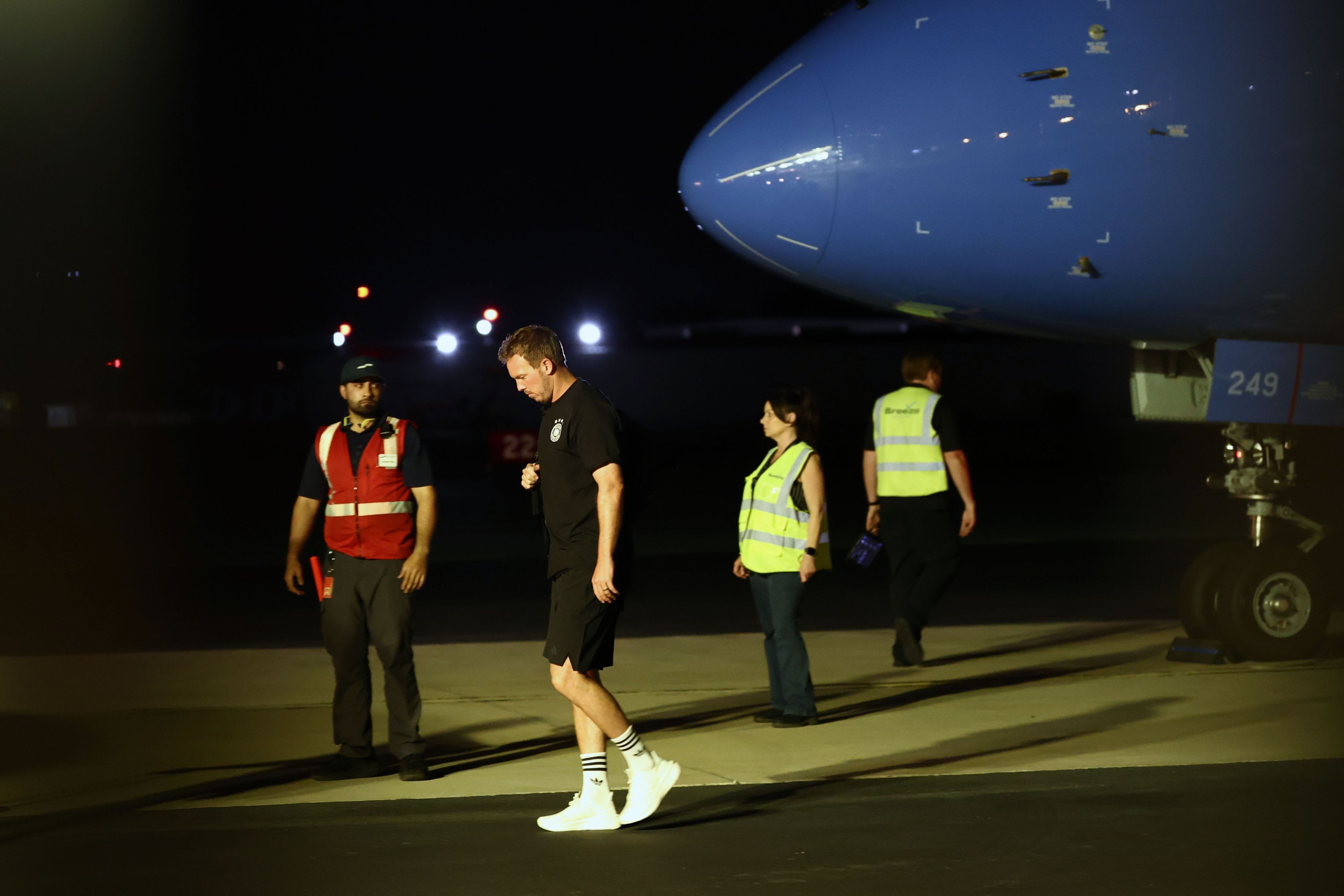 Bundestrainer Julian Nagelsmann geht über das Rollfeld zum Bus.