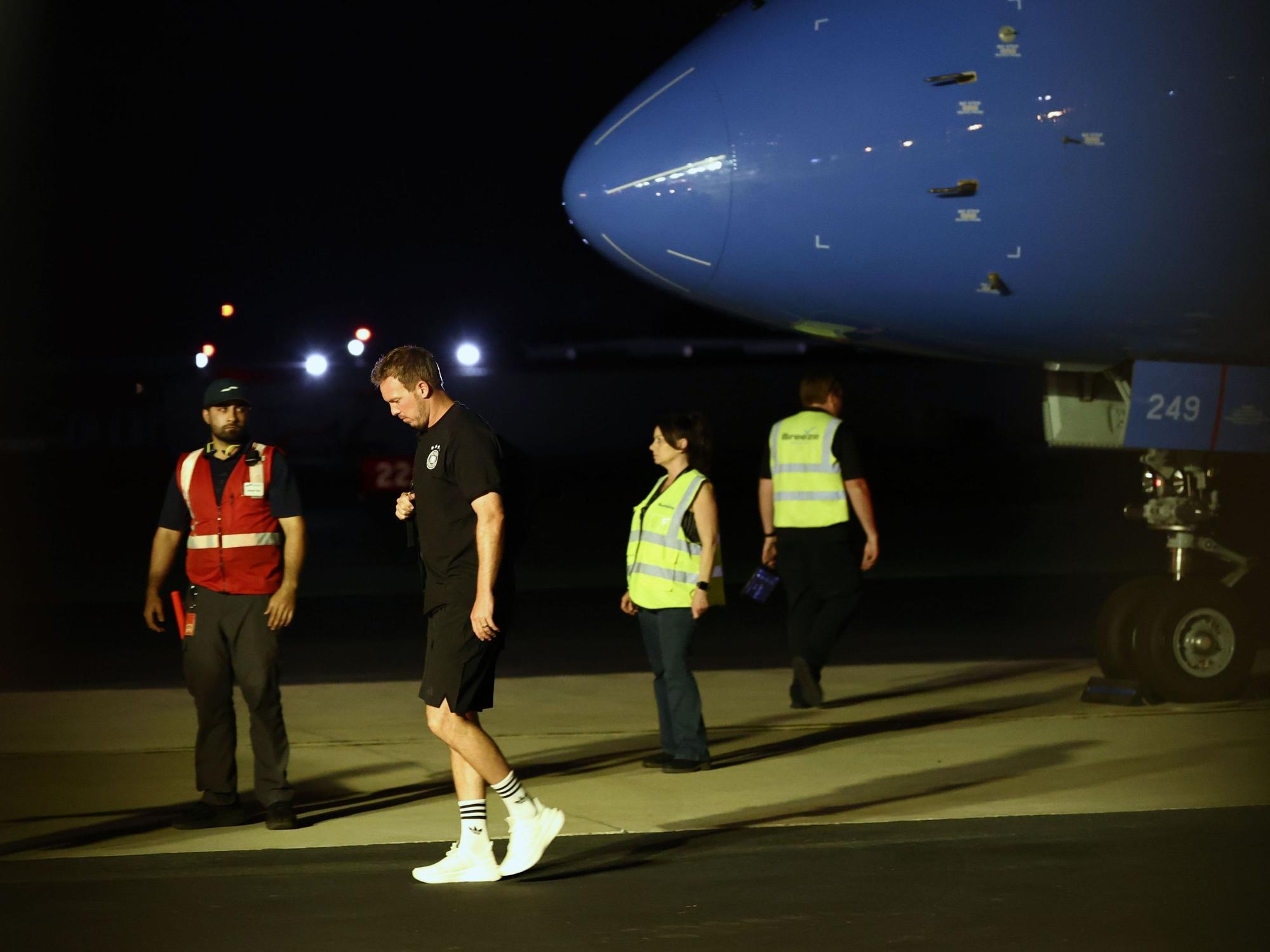 Bundestrainer Julian Nagelsmann geht über das Rollfeld zum Bus.
