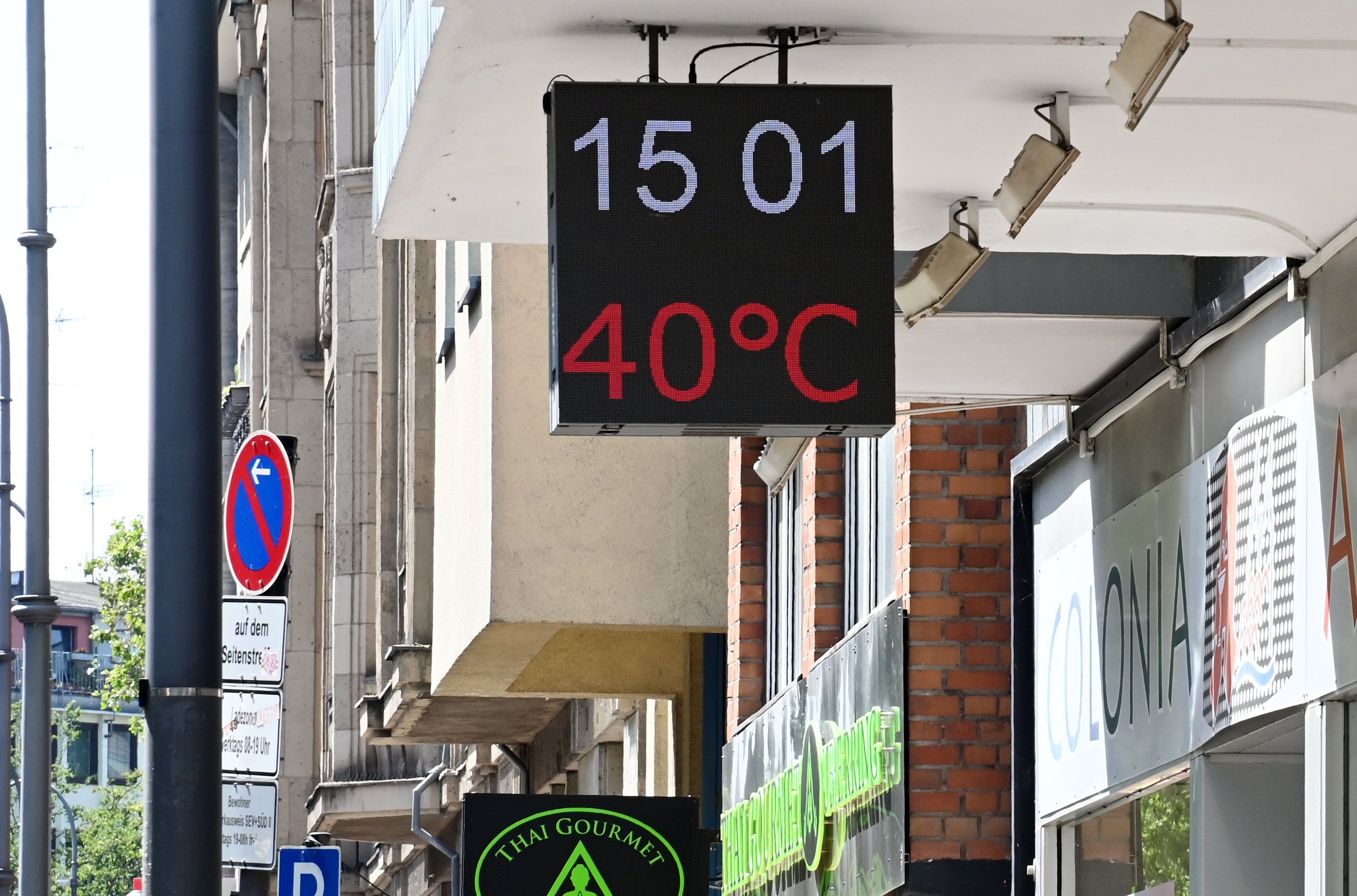 Das Thermometer der Colonia Apotheke auf dem Ubierring zeigt 40 ° Celsius.