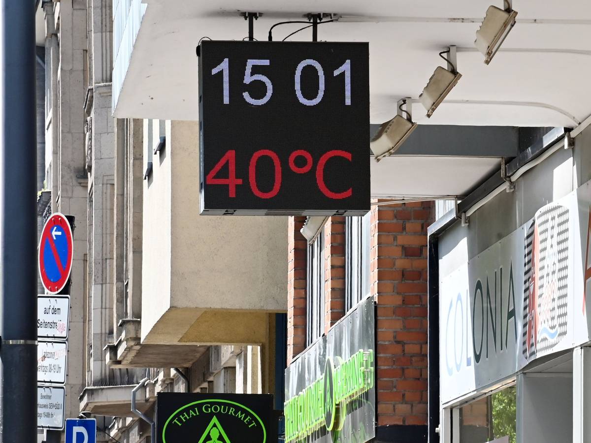 Das Thermometer der Colonia Apotheke auf dem Ubierring zeigt 40 ° Celsius.