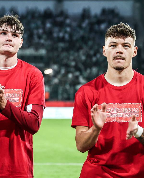 Jaka Cuber Potocnik klatscht den Essener Fans zu.