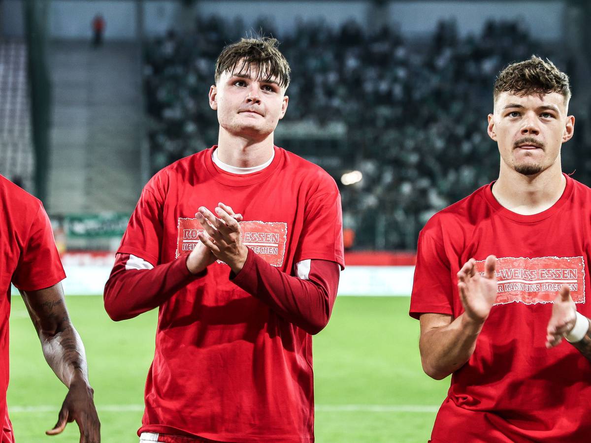 Jaka Cuber Potocnik klatscht den Essener Fans zu.
