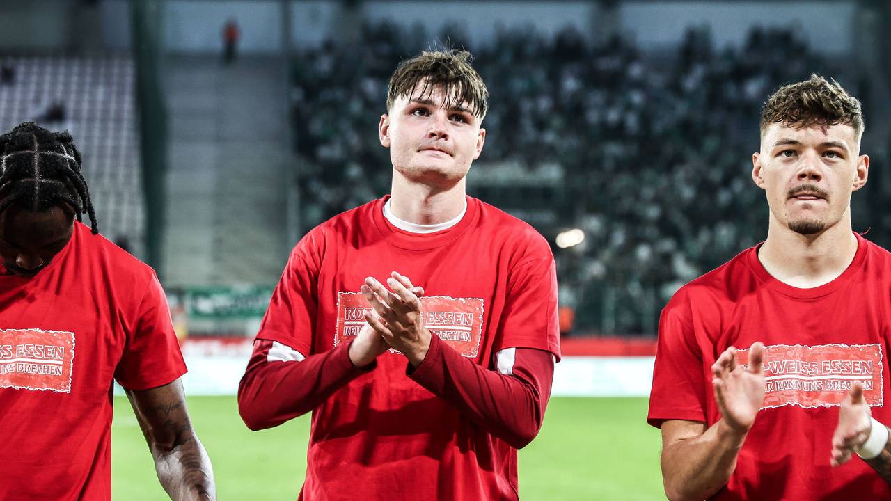 Jaka Cuber Potocnik klatscht den Essener Fans zu.