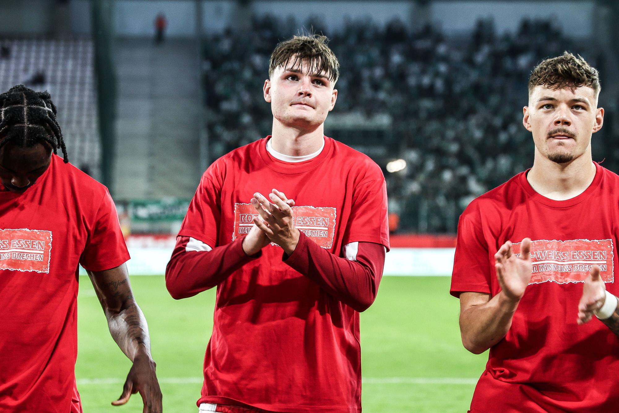Jaka Cuber Potocnik klatscht den Essener Fans zu.