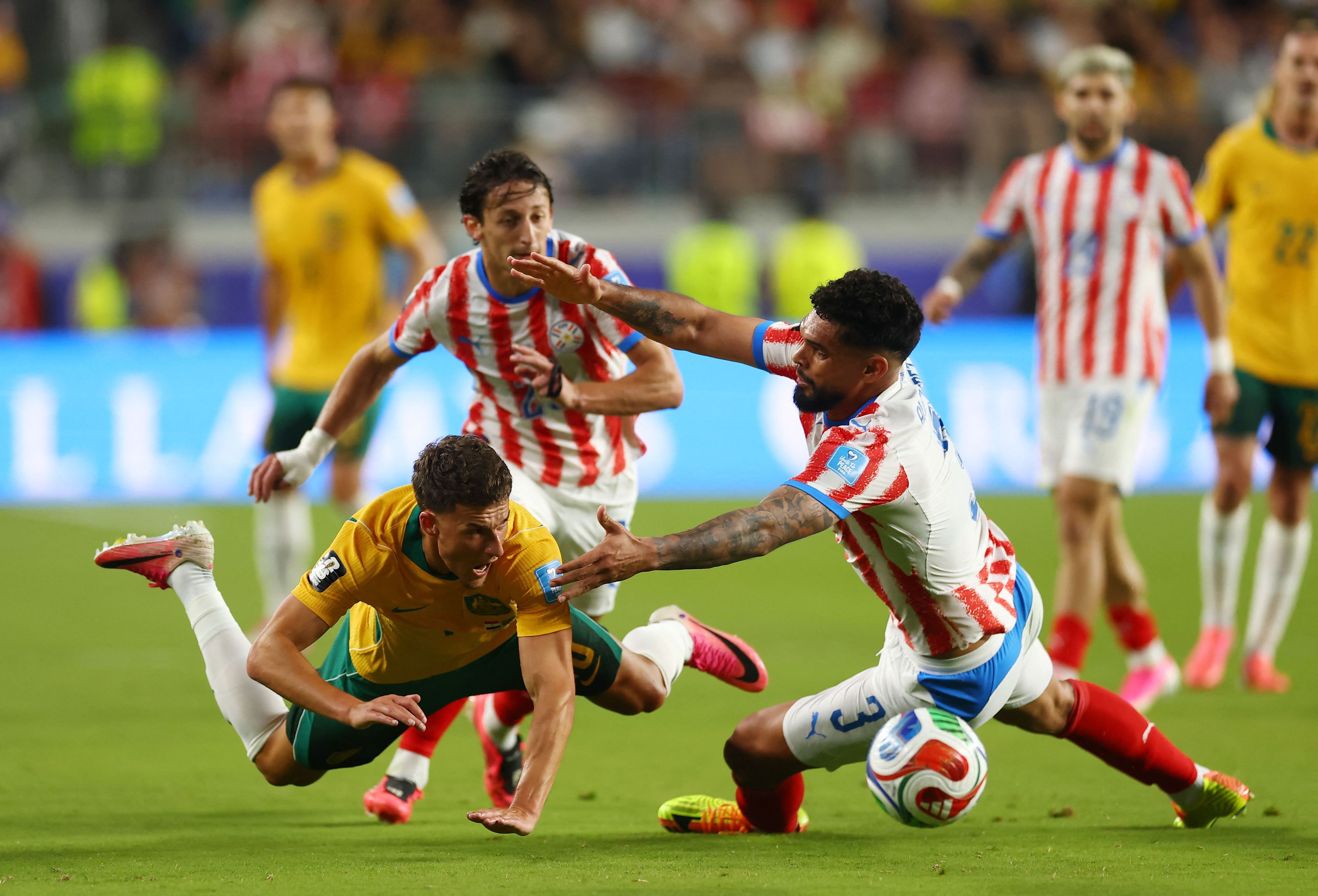 Duell um den Ball im Spiel Paraguay- Australien.