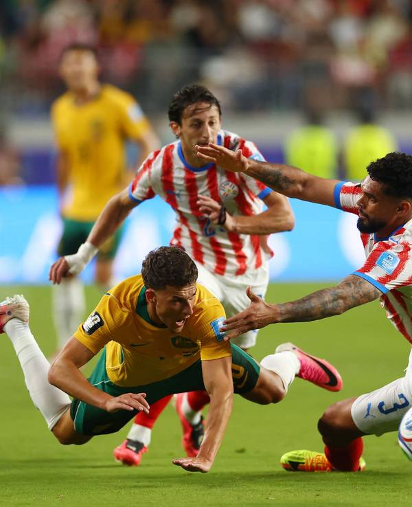 Duell um den Ball im Spiel Paraguay- Australien.