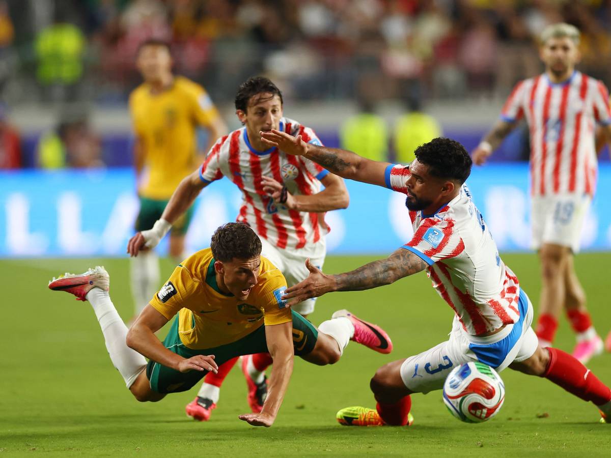 Duell um den Ball im Spiel Paraguay- Australien.