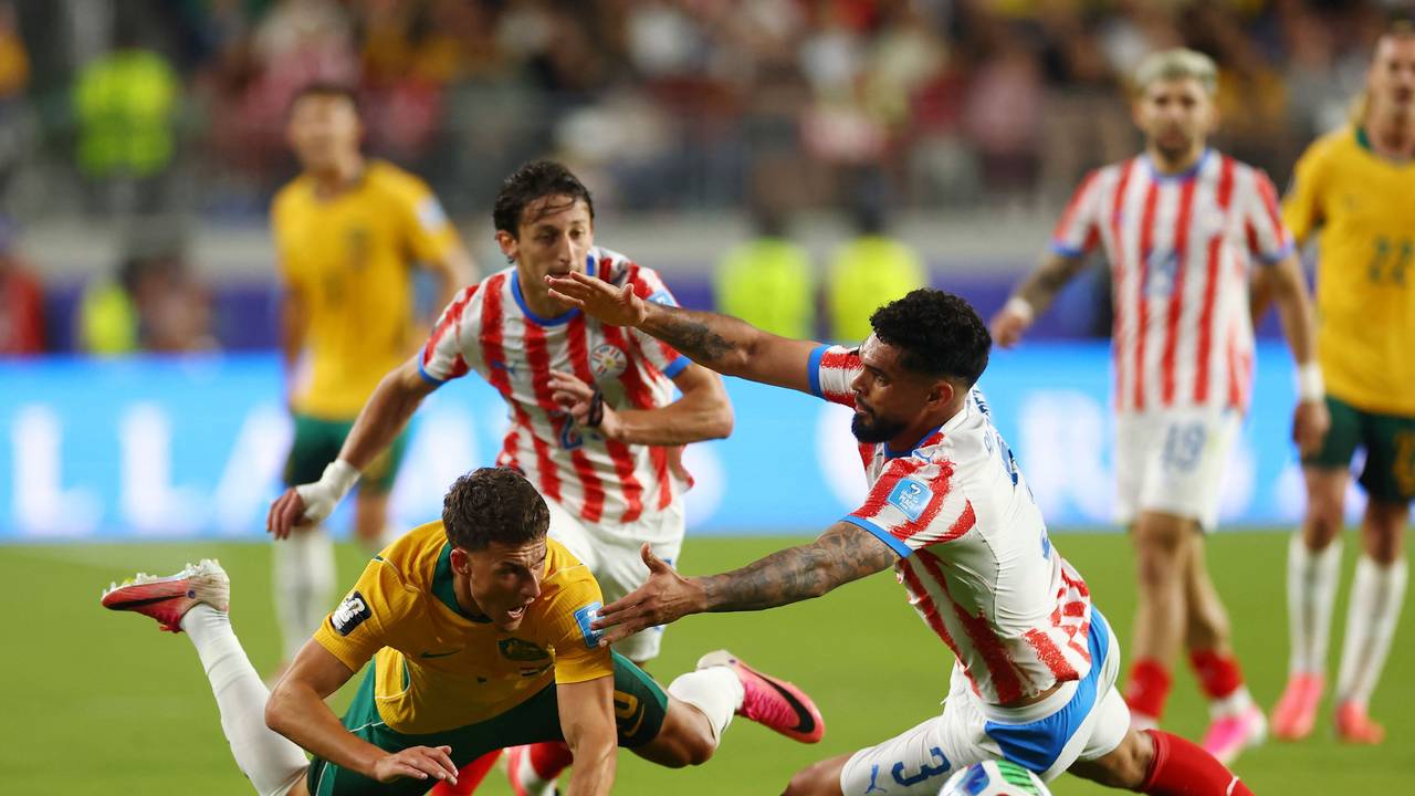 Duell um den Ball im Spiel Paraguay- Australien.